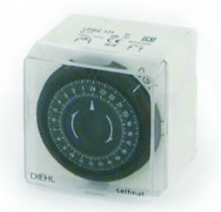 kapcsolo-ora-mechanikus-15a-230v-napi-quarc-aramszunet-eseten-tart-akk-diehl
